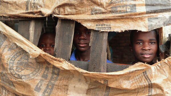 Дети во временном убежище в Чиманимани, Зимбабве