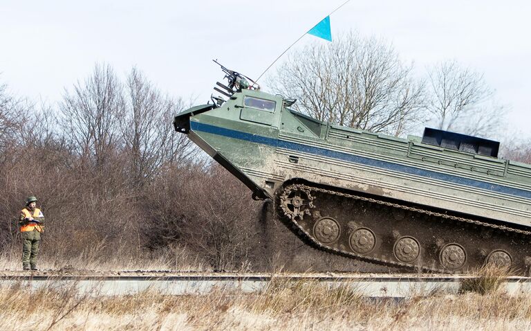 ПТС-2 плавающий транспортер береговых войск Балтийского флота во время тактических учений в Калининградской области