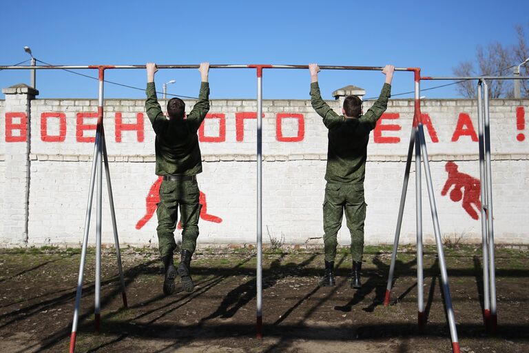 Учащиеся на уроке физкультуры на территории Волгоградского лицей-интерната имени Ф. Ф. Слипченко в Волгограде