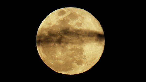 Полная луна в небе над Энсинитасом, Калифорния