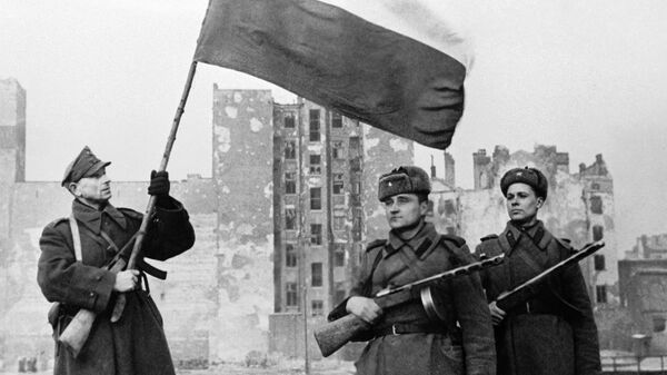 Воины Войска Польского и Советской Армии перед водружением государственного флага Польши над освобожденной Варшавой 