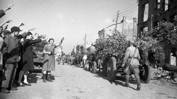 Освобождение Польши от немецко-фашистской оккупации. Жители города Белосток приветствуют советских воинов-освободителей. 1944 год