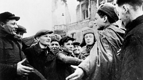 Жители Ченстхова (Польша) встречают советских воинов