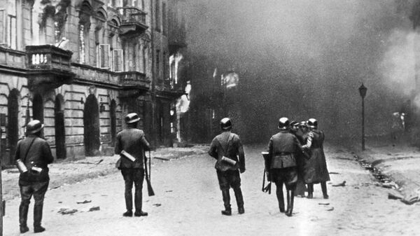Улицы Варшавы в огне. Кадр из фильма Обыкновенный фашизм Улицы Варшавы в огне. Кадр из фильма Обыкновенный фашизм