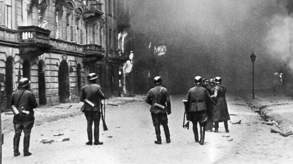 Улицы Варшавы в огне. Кадр из фильма Обыкновенный фашизм