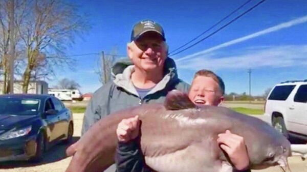 Брайден Роджерс с пойманной им рыбой весом 67,1 фунта