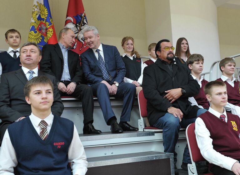 Владимир Путин и Сергей Собянин (слева направо по центру) во время посещения нового спортивного дворца на территории учебно-спортивного комплекса Самбо-70 Владимир Путин и Сергей Собянин (слева направо по центру) во время посещения нового спортивного дворца на территории учебно-спортивного комплекса Самбо-70
