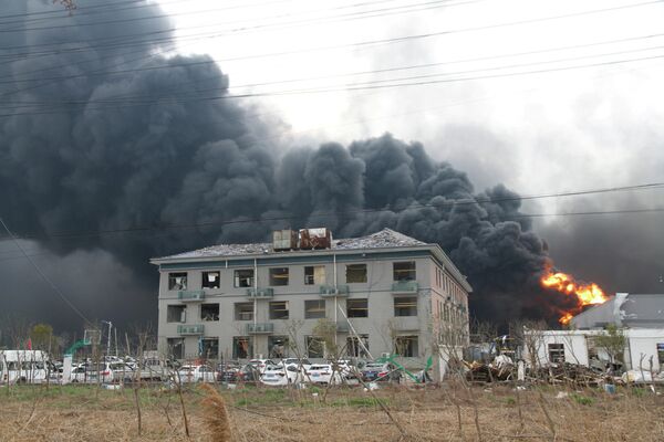 Дым и пламя после взрыва на заводе пестицидов Цзянсу Тяньцзяи в провинции Цзянсу, Китай. 22 марта 2019