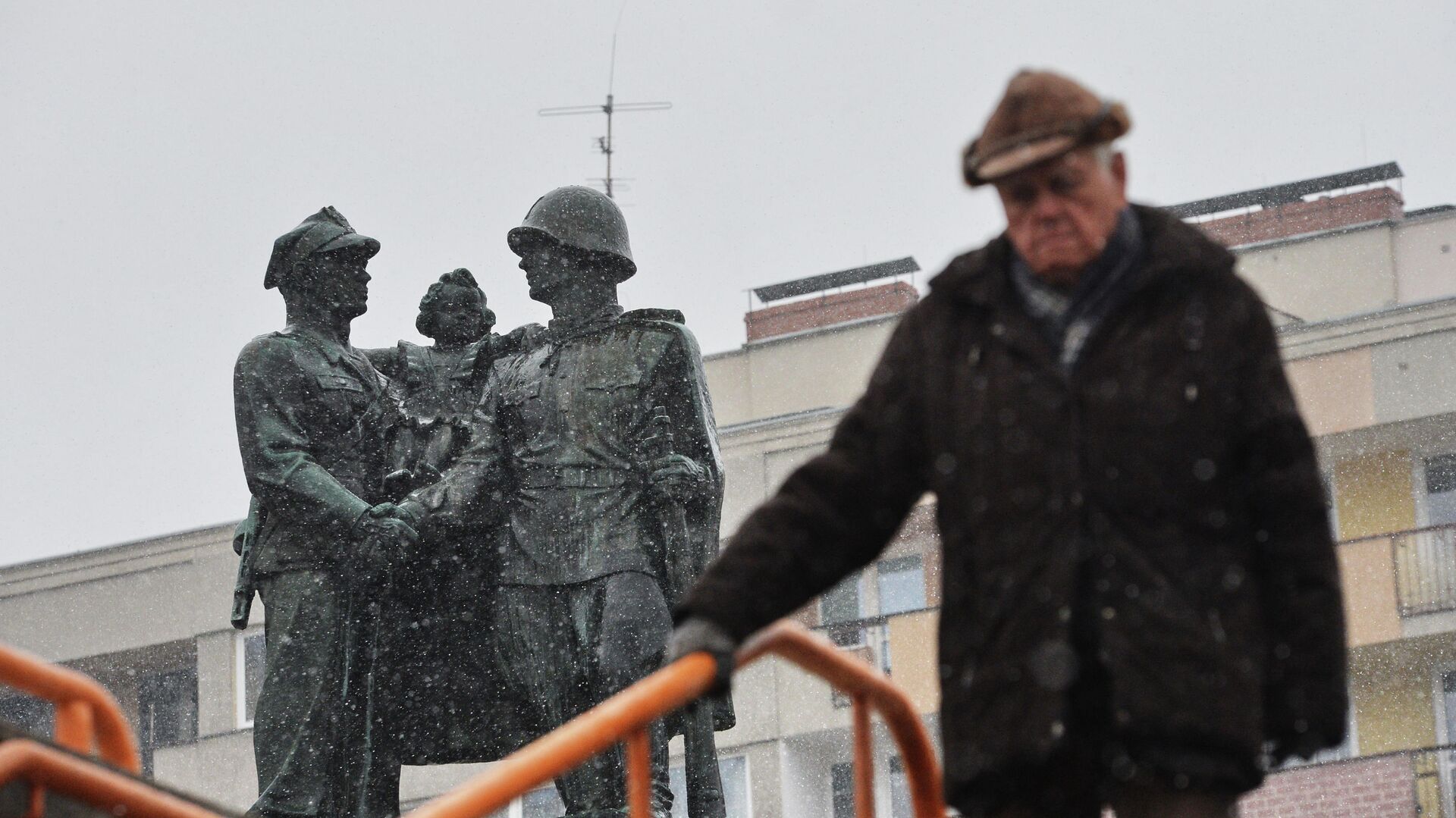 Памятник советско-польскому братству по оружию в центре города Легница - РИА Новости, 1920, 08.05.2021