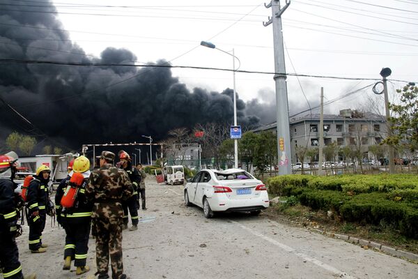 Спасатели на месте взрыва на химзаводе в китайской восточной провинции Цзянсу