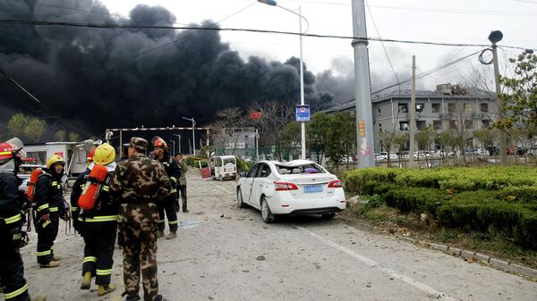 Спасатели на месте взрыва на химзаводе в китайской восточной провинции Цзянсу
