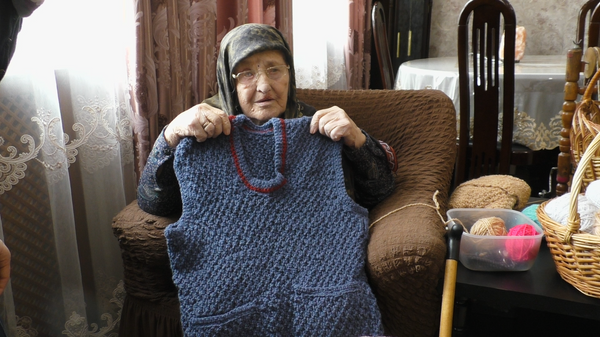 109-летняя бабушка полвека вяжет теплые вещи для неимущих