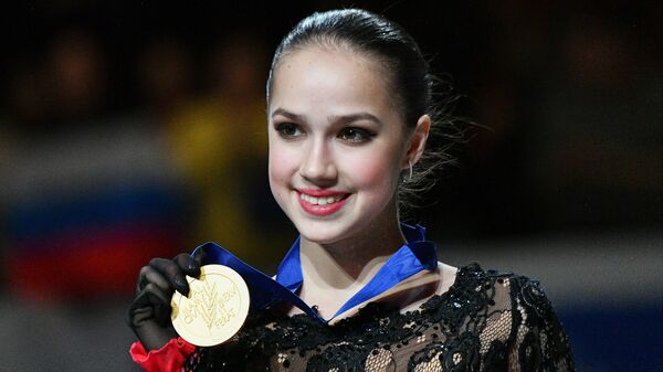 Алина Загитова (Россия), завоевавшая золотую медаль в женском одиночном катании на чемпионате мира по фигурному катанию в Сайтаме