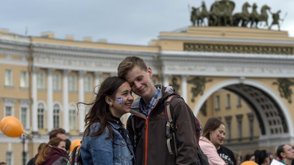 Молодые люди на Дворцовой площади в Санкт-Петербурге 