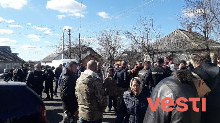 Активисты новой церкви на Украине пытаются захватить храм канонической УПЦ в Иванкове Киевской области. 23 марта 2019 Активисты новой церкви на Украине пытаются захватить храм канонической УПЦ в Иванкове Киевской области. 23 марта 2019