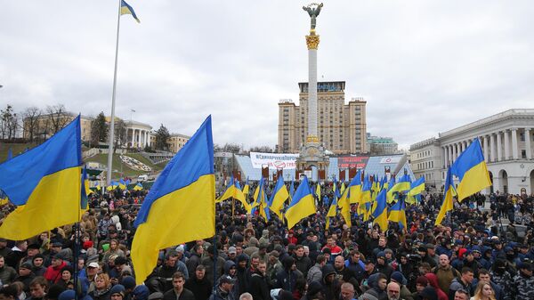 Участники акции протеста против коррупции на площади Независимости в Киеве