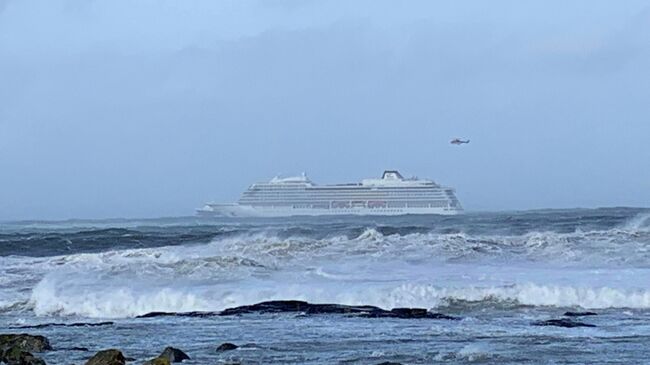 Круизный лайнер Viking Sky у западного побережья Норвегии. 23 марта 2019