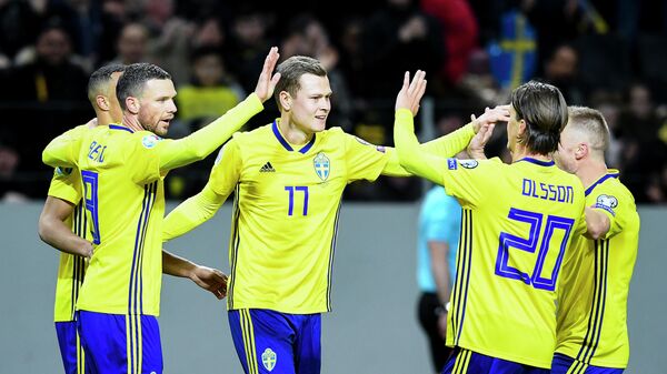 Футболисты сборной Швеции поздравляют Виктора Классона с забитым мячом