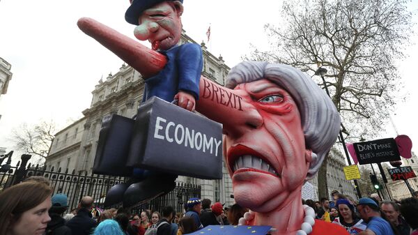 Кукла премьер-министра Британии Терезы Мэй на марше против Brexit в Лондоне. 23 марта 2019