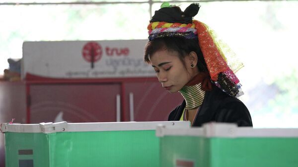 Женщина народности Падаунг на избирательном участке парламентских выборов в Таиланде