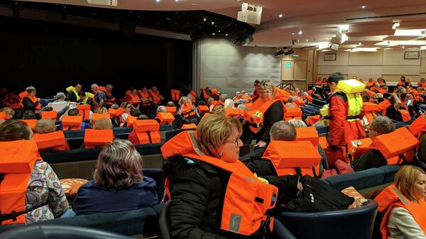 Пассажиры на борту судна Viking Sky, дрейфующего у побережья Норвегии, ожидают эвакуации