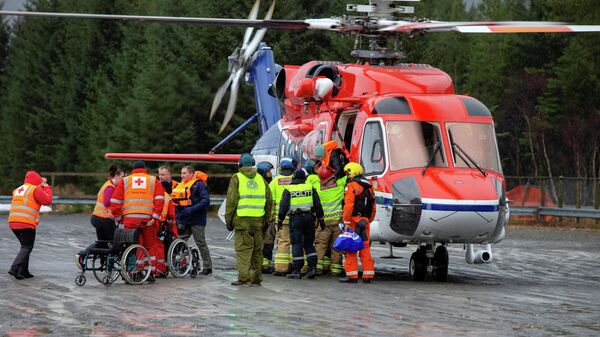 Пассажиров выгружают из спасательного вертолета после эвакуации с круизного лайнера Viking Sky в Хустадвике, Норвегия. 24 марта 2019 