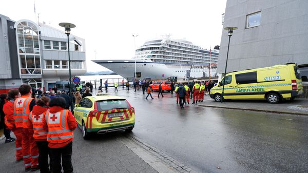 Круизный лайнер Viking Sky, столкнувшийся с проблемами в штормовых морях у берегов Норвегии, 24 марта 2019 года самостоятельно прибывает в порт Молде