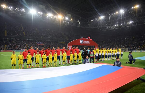 Футболисты сборных России и Казахстана