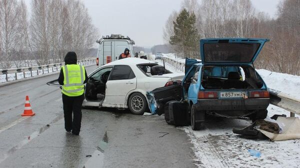 Последствия ДТП на участке автодороги Ачинск-Назарово на западе Красноярского края. 25 марта 2019