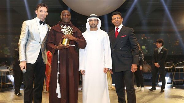Монах-францисканец Питер Табичи на церемонии в Дубае получил премию в 1 миллион долларов как лучший учитель в мире