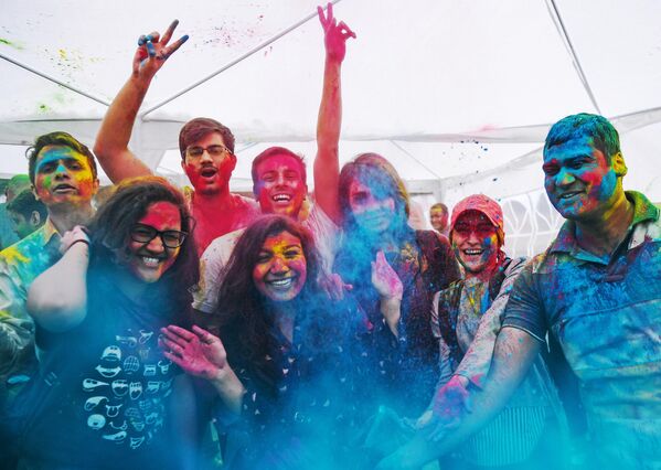 Участники фестиваля красок Холи-Мела в Центре индийской культуры в Москве
