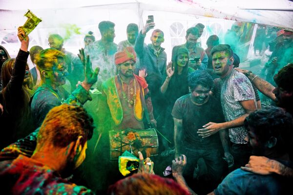 Участники фестиваля красок Холи-Мела в Центре индийской культуры в Москве
