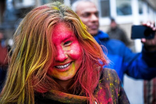 Участница фестиваля красок Холи-Мела в Центре индийской культуры в Москве