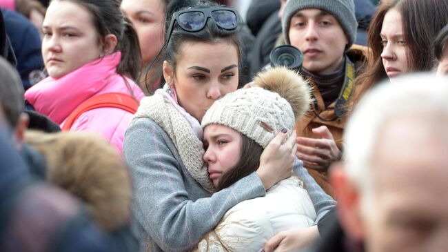 Горожане у мемориала на Манежной площади в Москве, организованного в память о погибших в ТЦ Зимняя вишня в Кемерово. 