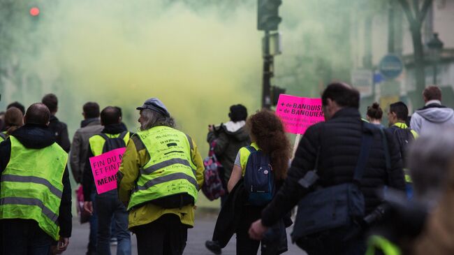 Участники акции протеста жёлтых жилетов в Париже.