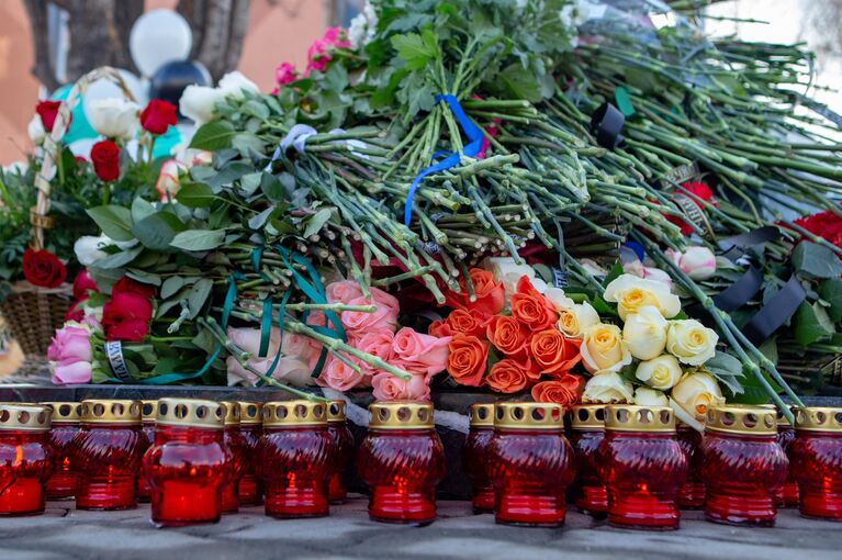 Цветы и свечи у мемориала в память о жертвах пожара в торгово-развлекательном центре Зимняя вишня в Кемерово