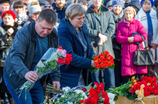 Люди возлагают цветы к мемориалу в память о жертвах пожара в торгово-развлекательном центре Зимняя вишня в Кемерово