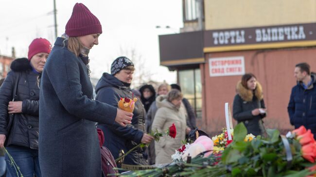 Люди возлагают цветы и мягкие игрушки к мемориалу в память о жертвах пожара в торгово-развлекательном центре Зимняя вишня в Кемерово