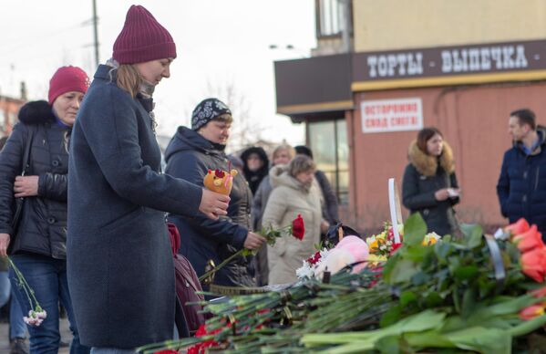 Люди возлагают цветы и мягкие игрушки к мемориалу в память о жертвах пожара в торгово-развлекательном центре Зимняя вишня в Кемерово