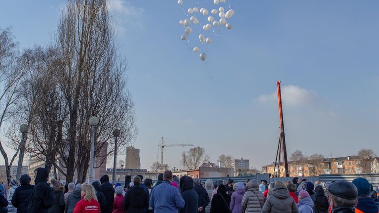 Жители запускают в небо воздушные шары в память о жертвах пожара в торгово-развлекательном центре Зимняя вишня в Кемерово
