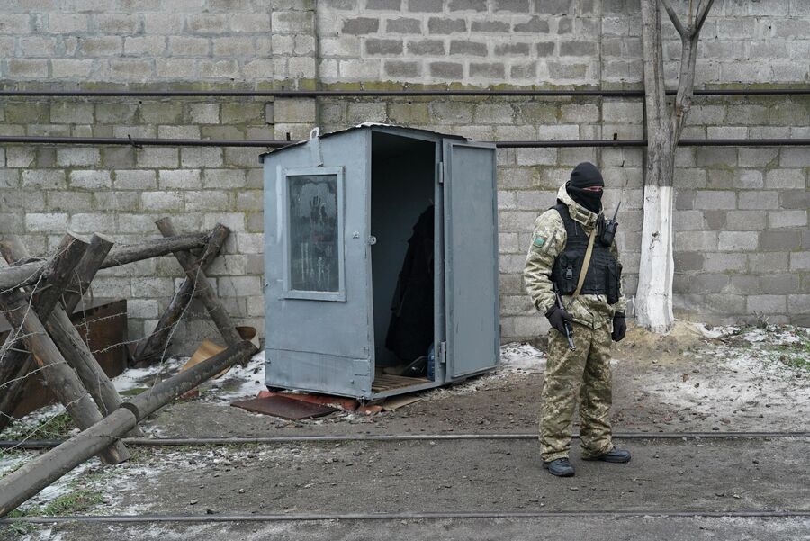 Украинский военнослужащий в Мариуполе