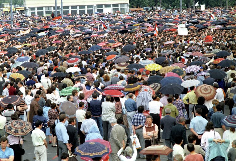 Многотысячный митинг в Лужниках, посвященный предстоящему Съезду народных депутатов СССР
