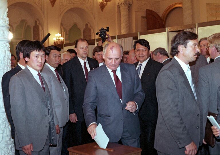 I Съезд народных депутатов СССР. Генеральный секретарь ЦК КПСС Председатель Верховного Совета СССР Михаил Сергеевич Горбачев в зале для тайного голосования 