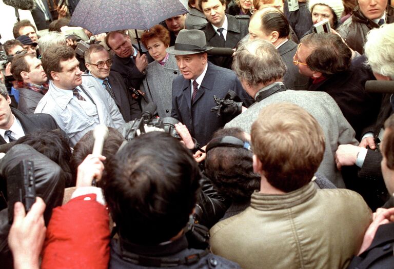 Генеральный секретарь ЦК КПСС Председатель Президиума ВС СССР Михаил Сергеевич Горбачев дает интервью советским и иностранным журналистам 