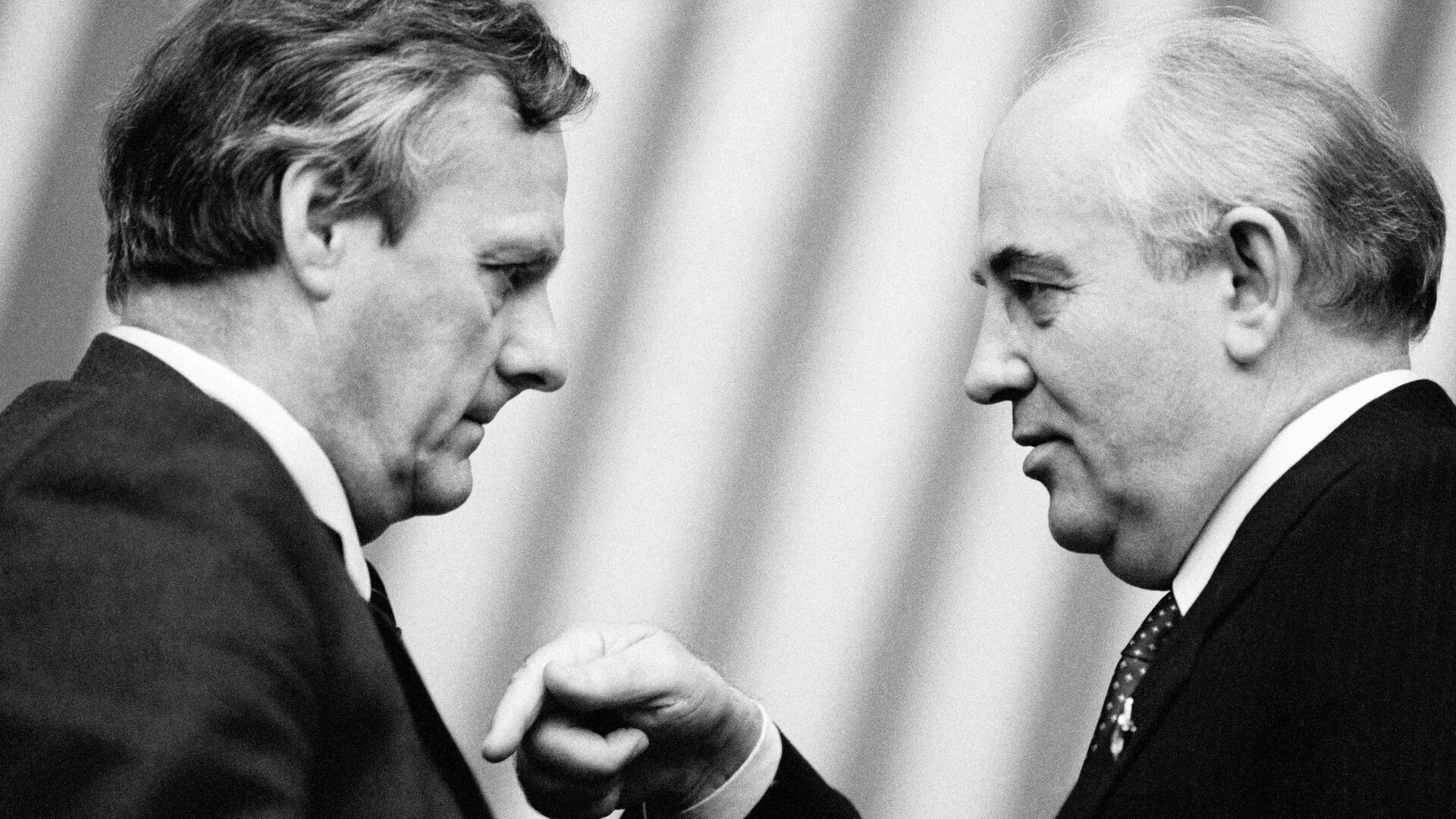 Народный депутат СССР Анатолий Александрович Собчак и генеральный секретарь ЦК КПСС Михаил Сергеевич Горбачев - РИА Новости, 1920, 19.02.2025