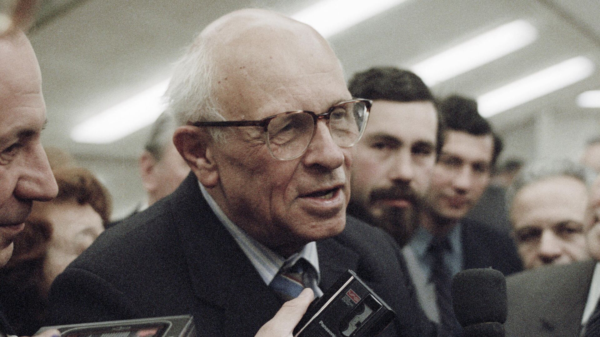 Академик Андрей Сахаров дает интервью на конференции АН СССР Академик Андрей Сахаров дает интервью на конференции АН СССР - РИА Новости, 1920, 21.05.2021