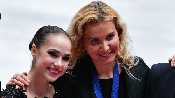 Алина Загитова и Этери Тутберидзе (справа)