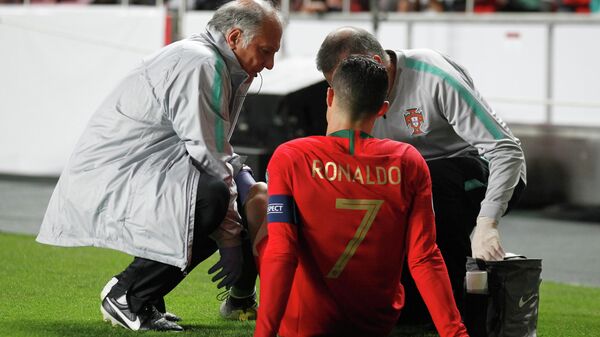 Нападающий сборной Португалии Криштиану Роналду в матче с Сербией