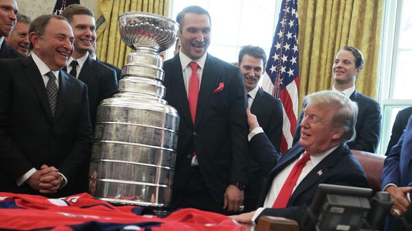 Дональд Трамп принимает в Белом доме хоккеистов Вашингтона