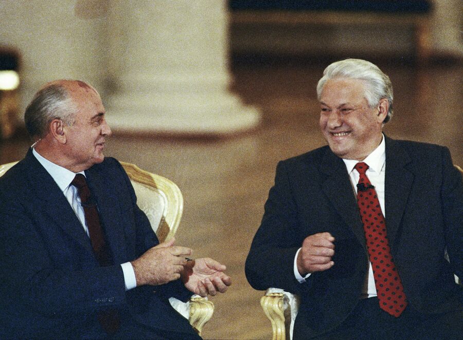 Президент СССР Михаил Горбачев и президент России Борис Ельцин